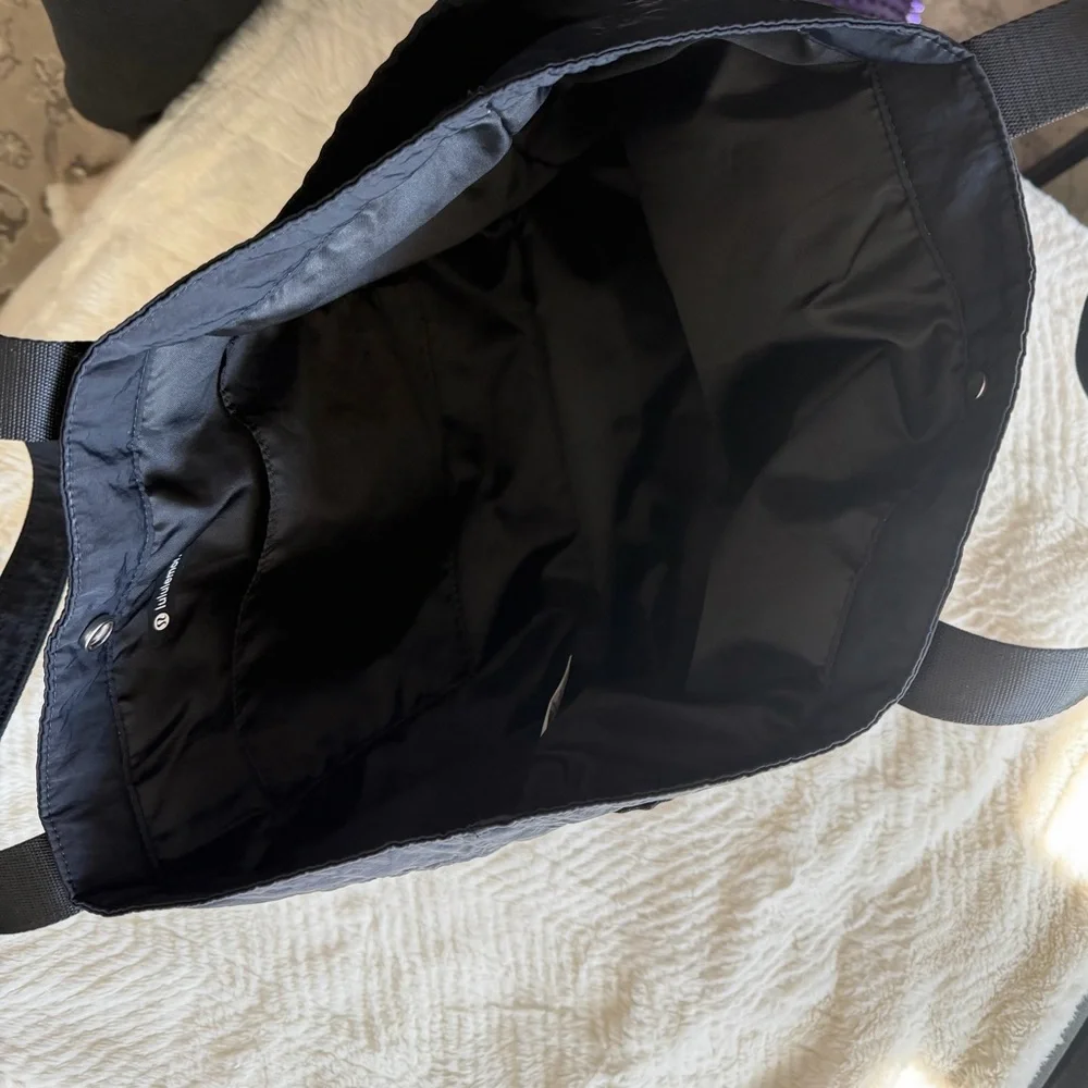 Lululemon Daily Multi-Pocket Tote 20L - Picture 3 of 6